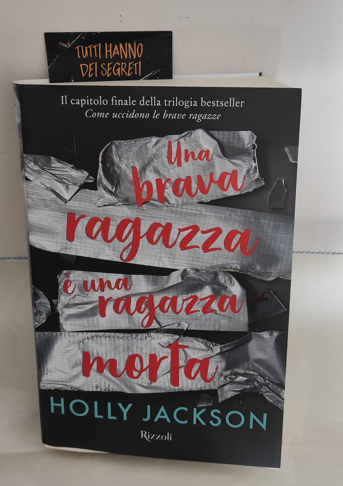 UNA BRAVA RAGAZZA È UNA RAGAZZA MORTA- HOLLY JACKSON